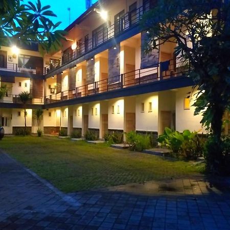 Urbanview Hotel Wayan Mansion Denpasa Buitenkant foto
