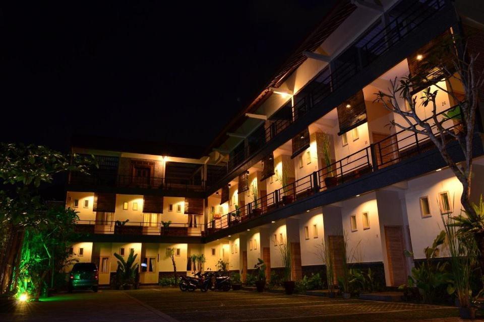 Urbanview Hotel Wayan Mansion Denpasa Buitenkant foto