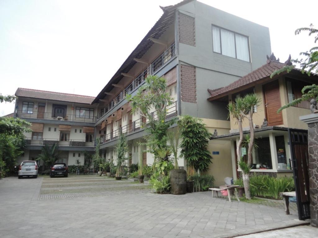 Urbanview Hotel Wayan Mansion Denpasa Buitenkant foto